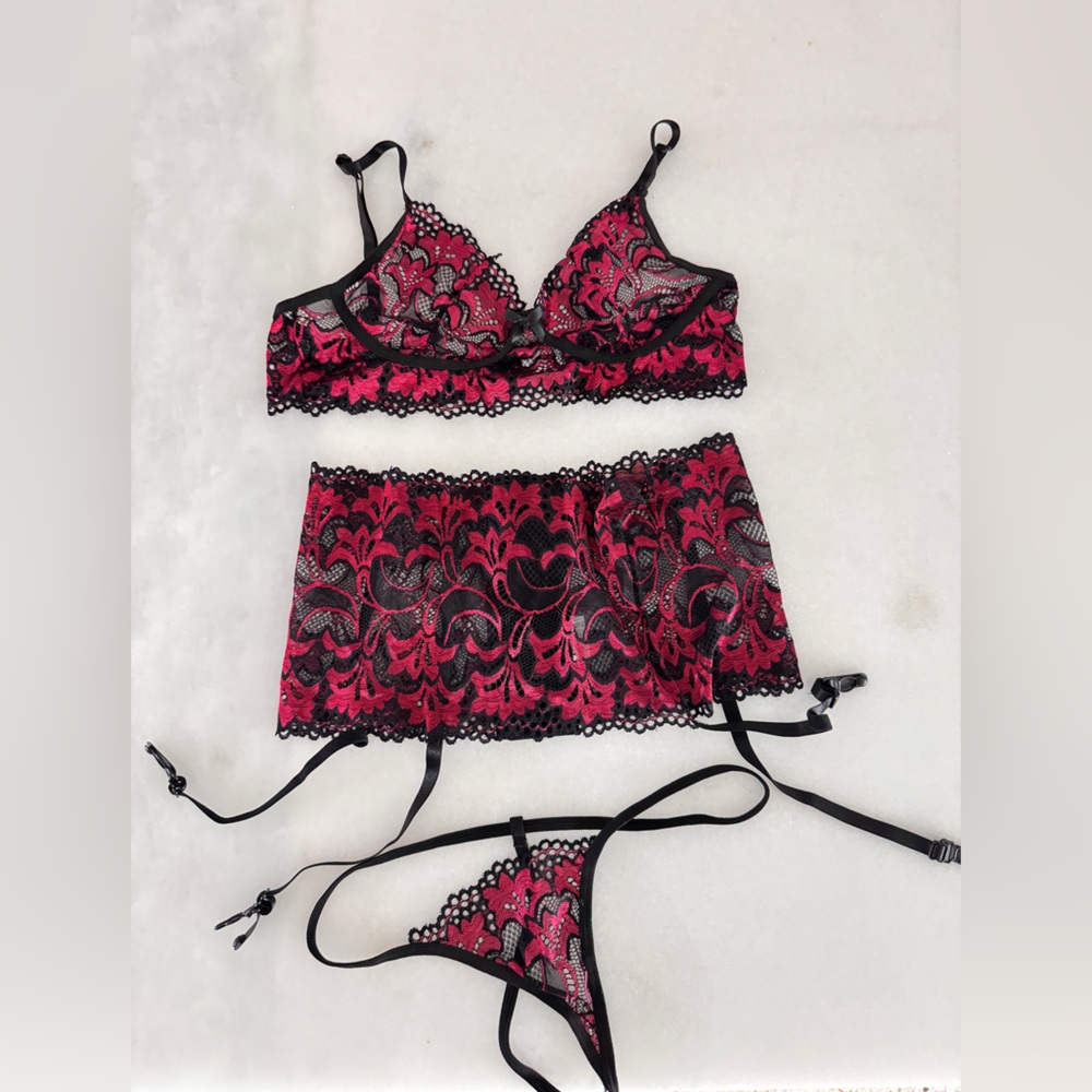 3 Piece Lace Lingerie Set Garter Bra Panties
 in Black and Pink